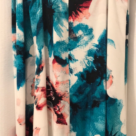 Olive & Oak floral dress perfect for beach wedding - Picture 3 of 4